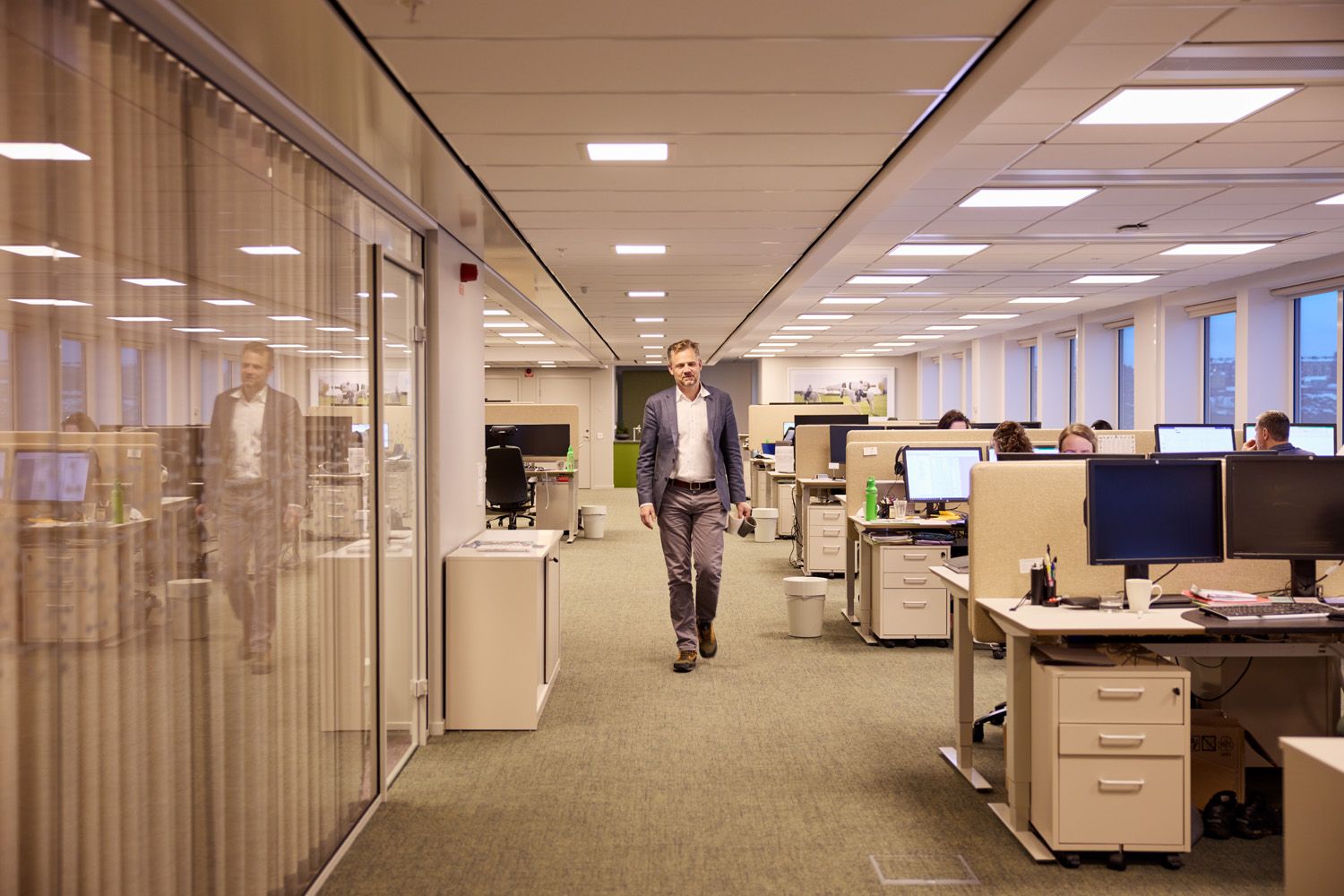 Medarbetare på AP3 som jobbar går i kontorslandskap