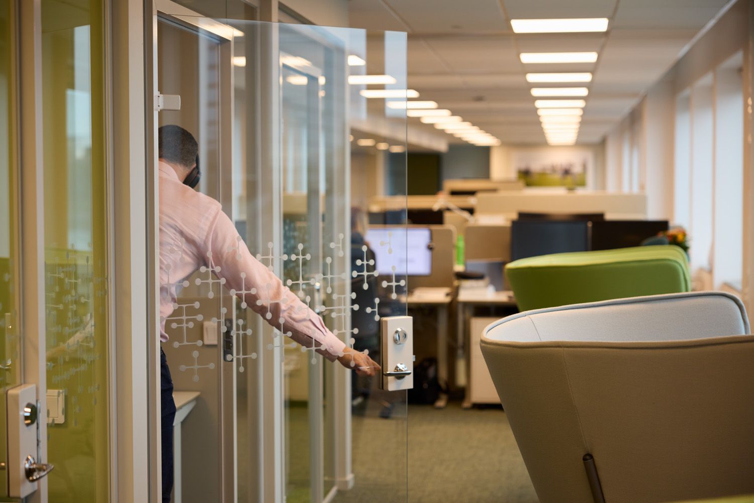 Medarbetare på AP3 som som stänger en dörr