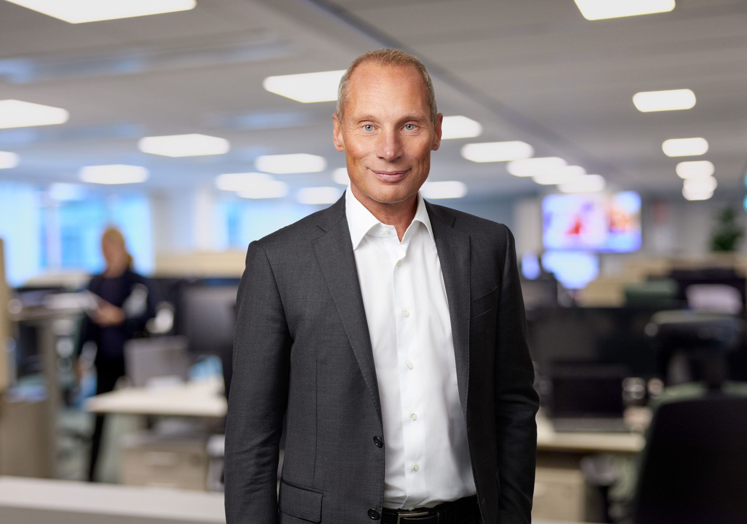 Staffan VD på AP3 i kostym i ett kontorslandskap