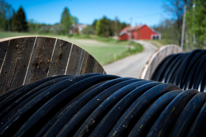 Arbetare från Kewab byter ut luftburen kabel mot en markkabel åt Ellevio strax norr om Högboda den 24 maj 2017. Foto: Fredrik Karlsson / SolstaFoto}{:en}digging cables in the ground{:}